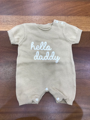 Pagliaccetto Nanan in filo beige mezza manica con scritta ricamata "Hello Daddy"