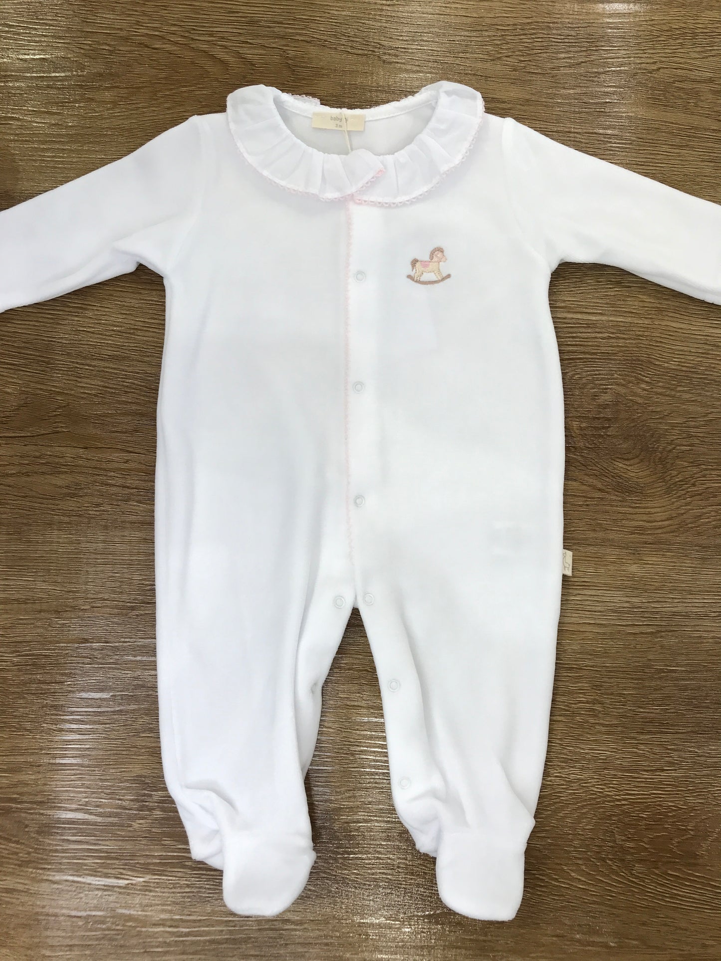 Tutina Baby Gi in ciniglia bianca intera con colletto con rusche rifinito in rosa e cavallo a dondolo ricamato