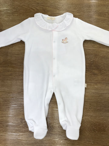 Tutina Baby Gi in ciniglia bianca intera con colletto con rusche rifinito in rosa e cavallo a dondolo ricamato