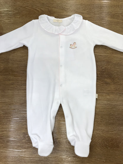 Tutina Baby Gi in ciniglia bianca intera con colletto con rusche rifinito in rosa e cavallo a dondolo ricamato