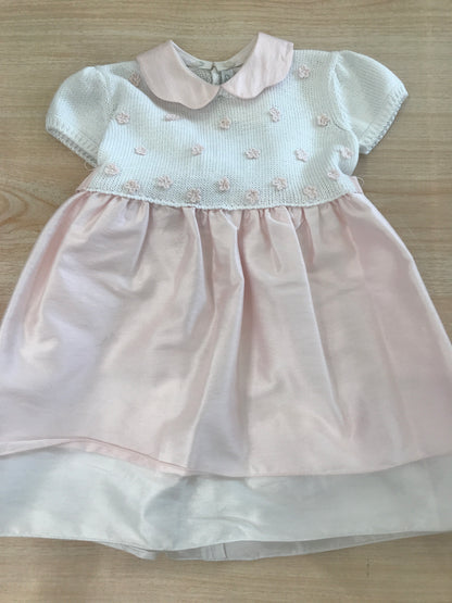 Abito Colibrì con corpetto in filo di cotone mezza manica con fiori rosa ricamati a mano con gonna con doppia balza rosa e bianca