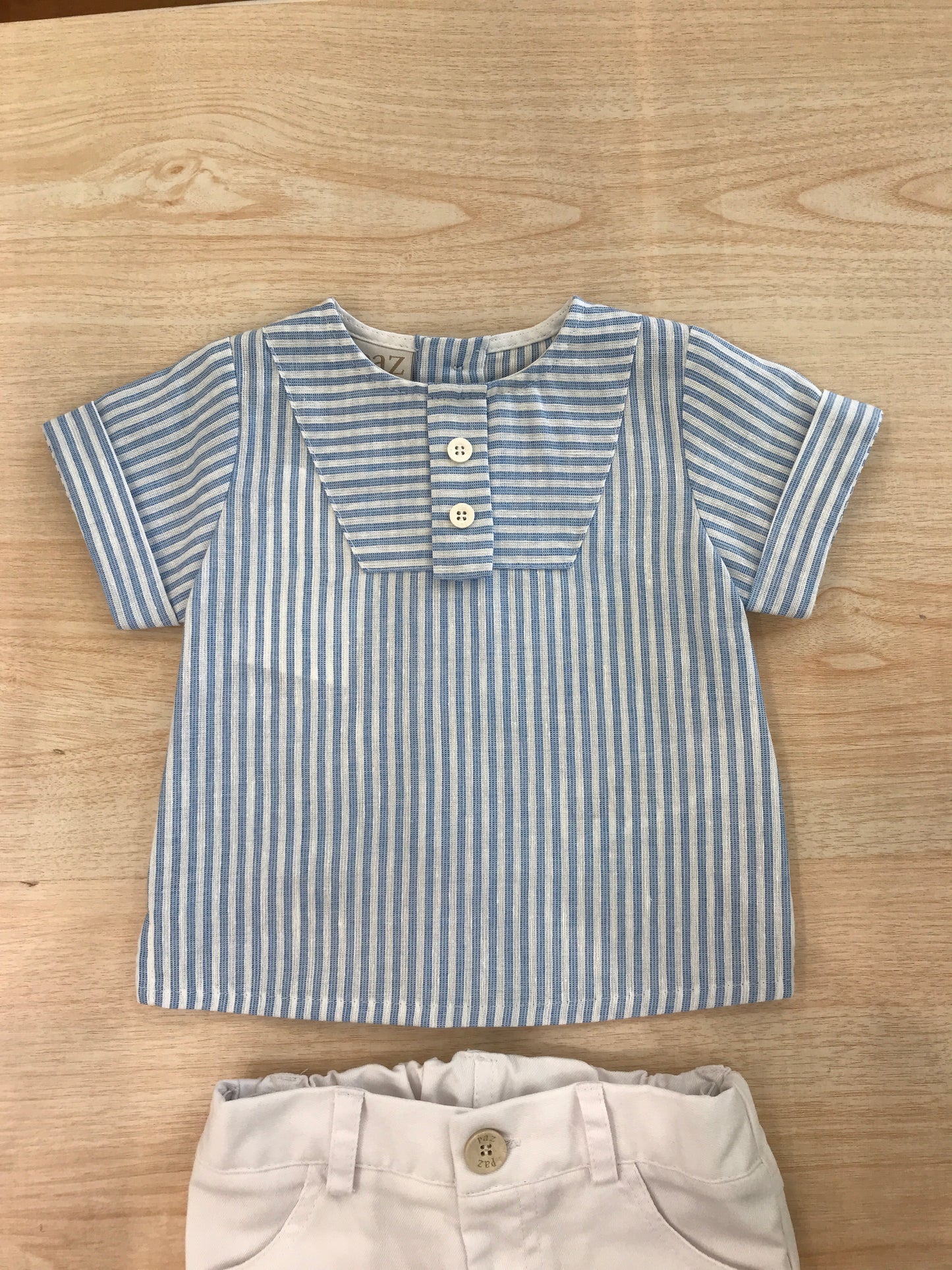 Completo Paz Rodriguez in cotone camicia mezza manica a righe bianche e celesti con pantalone corto bianco