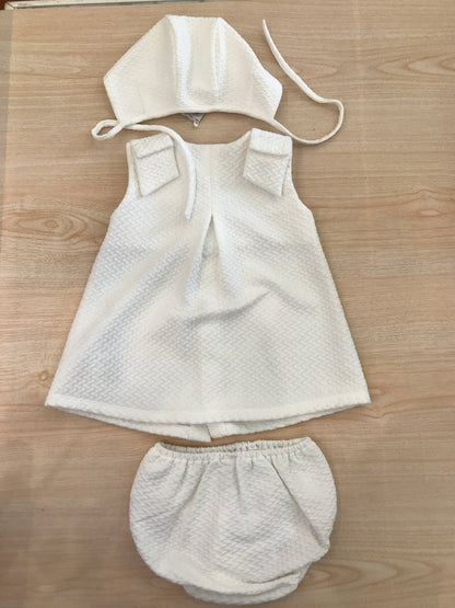 Abito Paz Rodriguez in cotone smanicato con fiocchi sulle spalline con culotte con cuffietta abbinata con laccetti