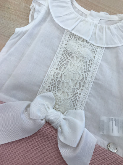 Pagliaccetto Martin Aranda in cotone bianco con rusche e ricamo ed il sotto in filo rosa antico