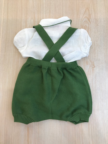 Completo Colori Chiari salopette verde con bretelle e fiore bianco con camicina bianca mezza manica