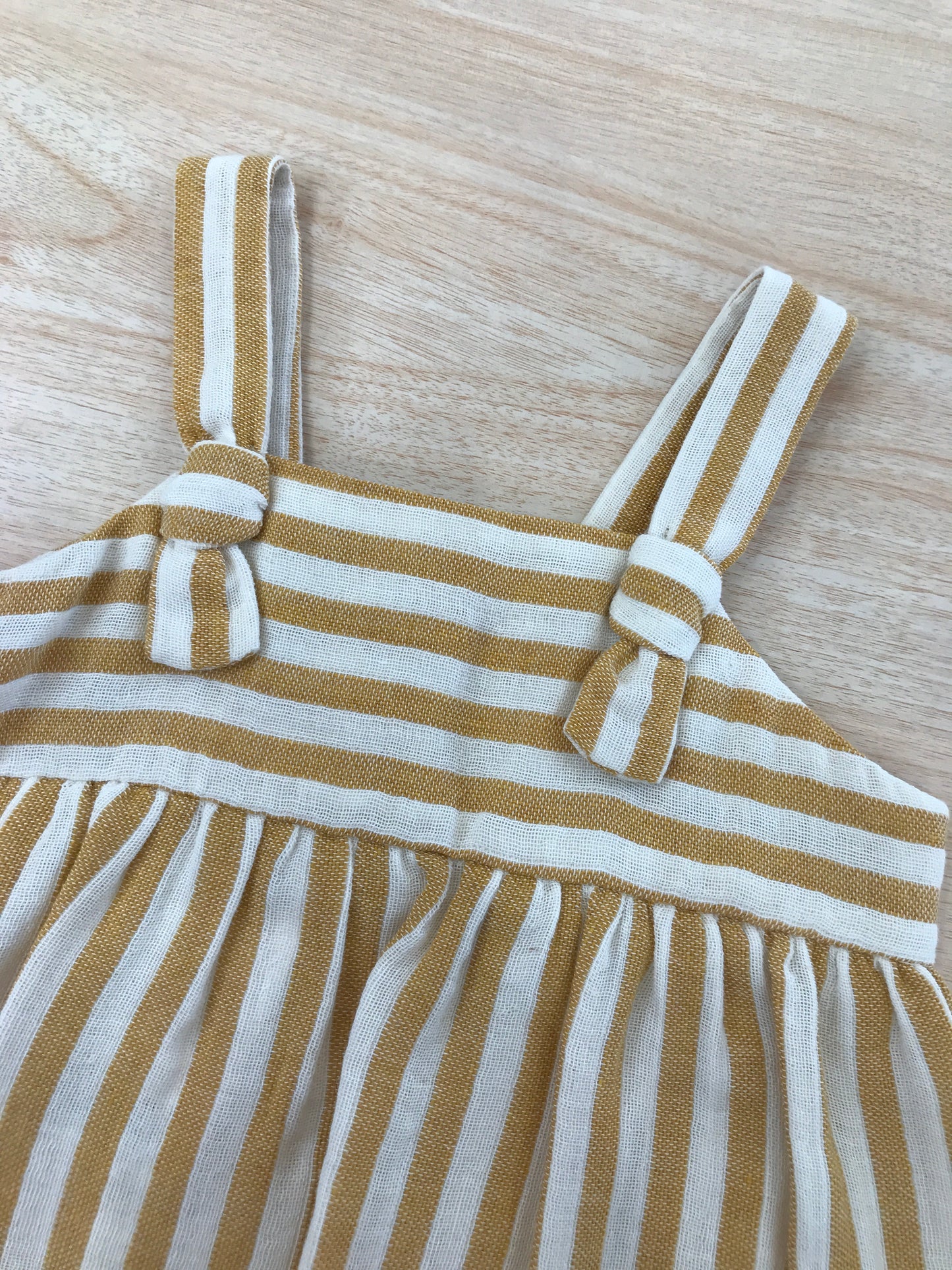 Abito Paz Rodriuguez in cotone con bretelle e taschine a righe bianche e giallo ocra