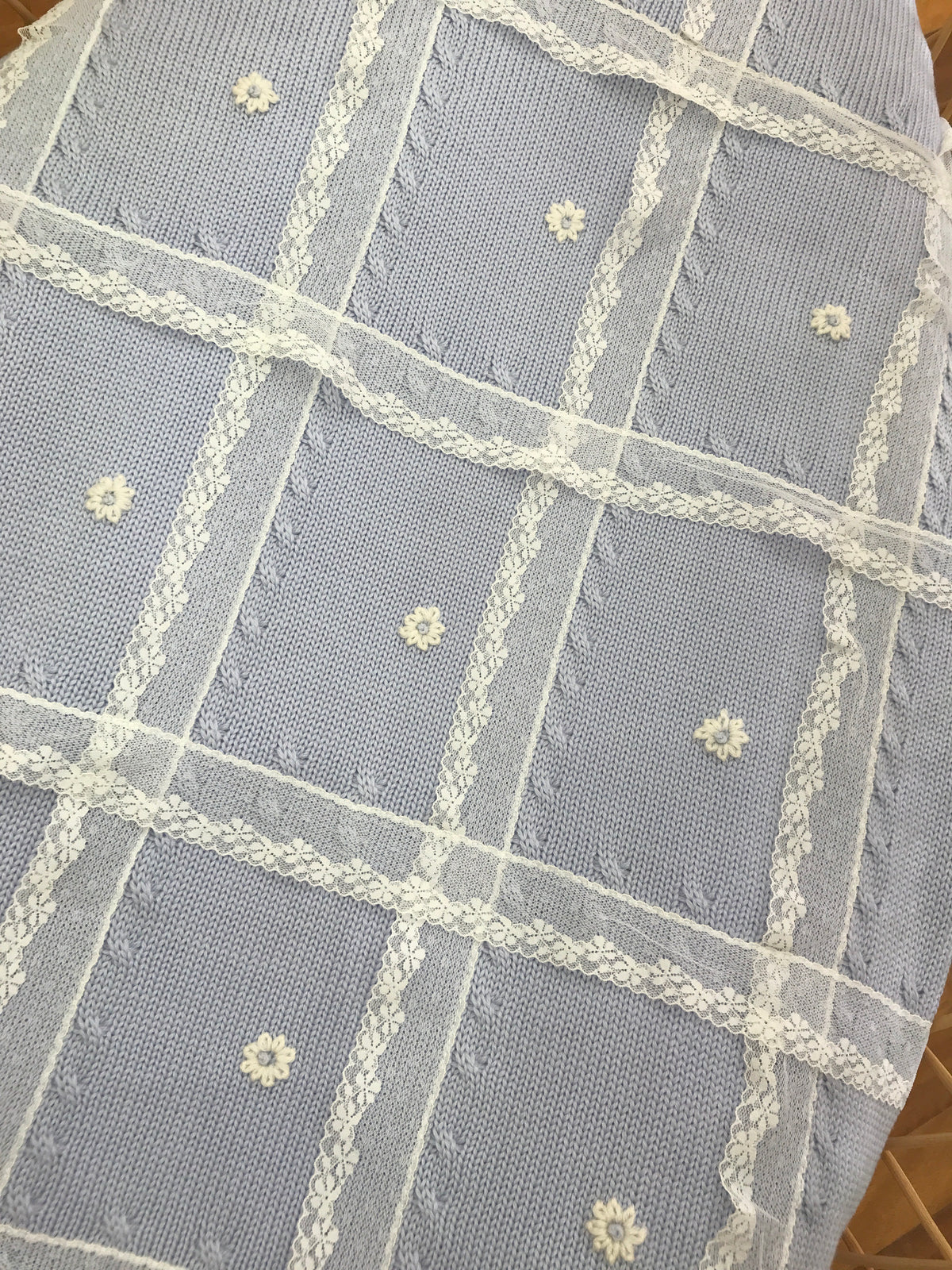 Coperta Le Dodò in lana celeste con pizzo e margherite