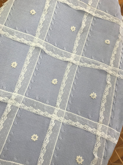 Coperta Le Dodò in lana celeste con pizzo e margherite