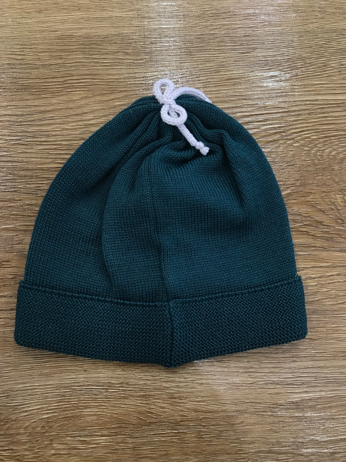 Cappello Baby Lord in lana verde con risvolto e fiocchetto tortora