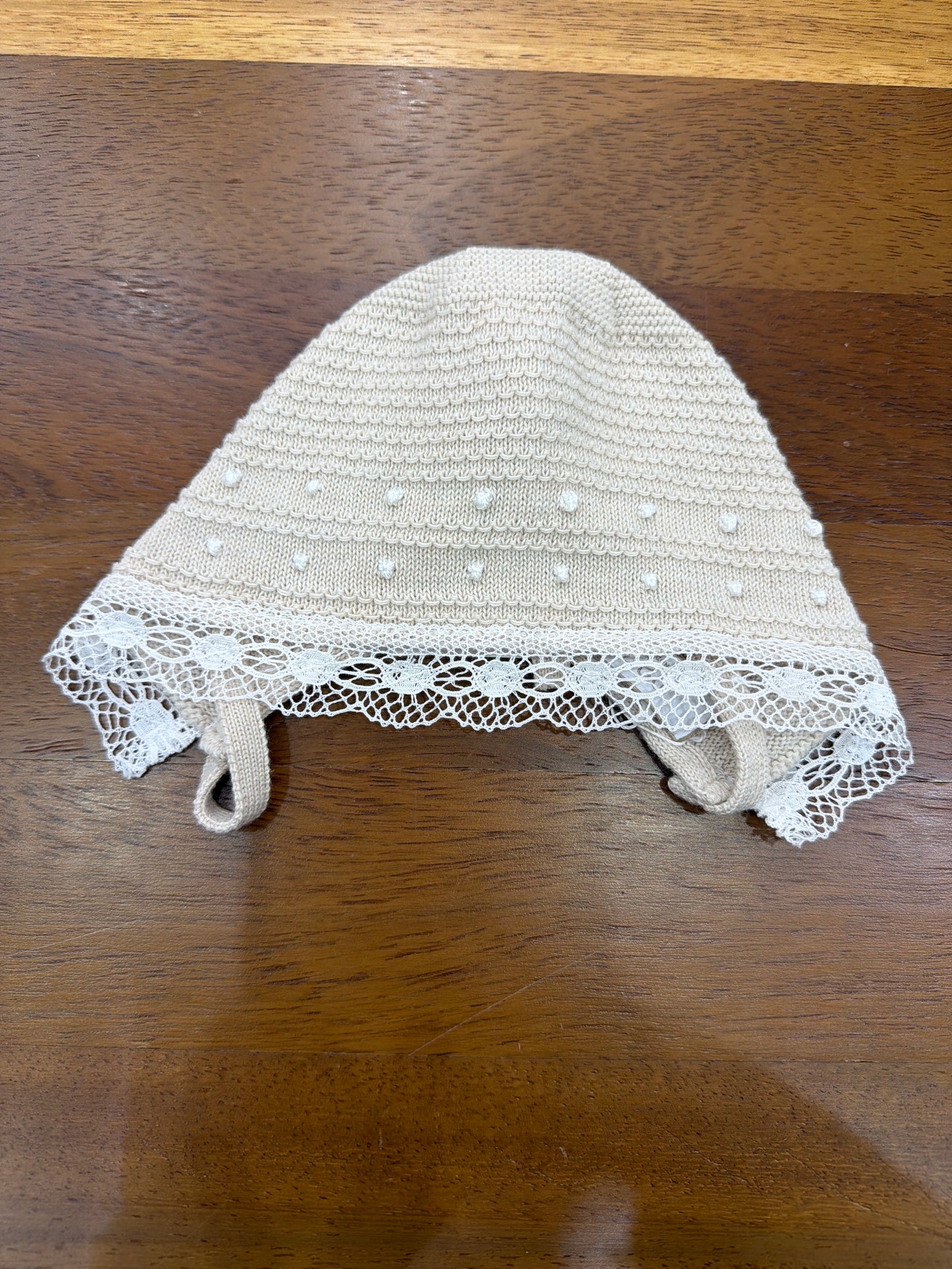 Cuffia Paz Rodriguez tortora con laccetti sotto collo con piccoli pois con merletto al bordo