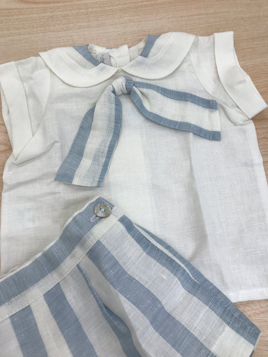 Completo Fofettes in lino due pezzi pantalone corte a righe panna e celesti camicia panna mezza manica con dettaglio a righe e colletto a marinaretto