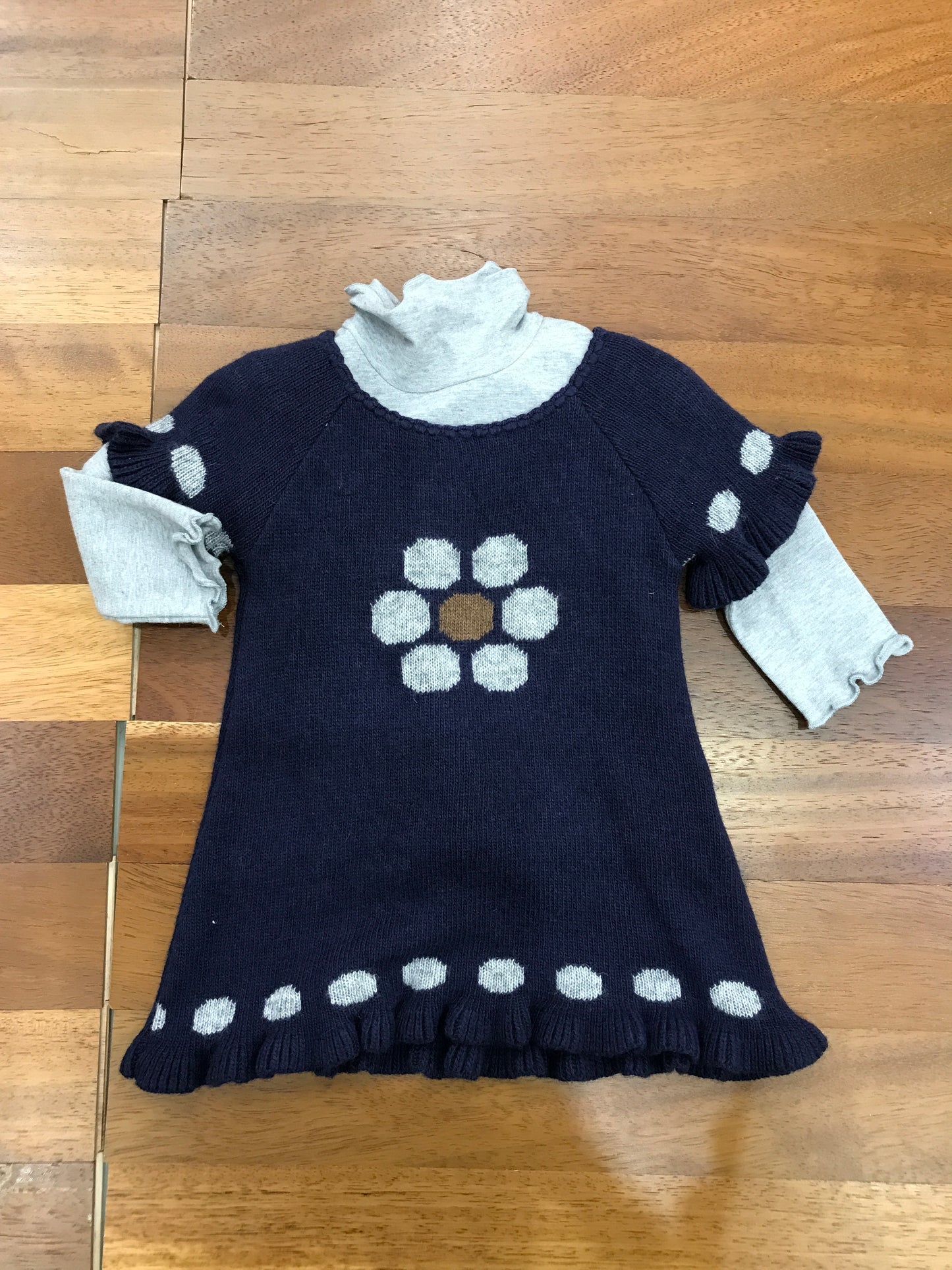Abitino Juppolà in lana blu mezza manica con pois sulle maniche e bordo centrale una margherita con maglietta grigia in caldo cotone manica lunga