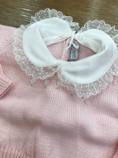 Tutina Colibrì in filo rosa due pezzi manica lunga gamba lunga con lavorazione di rose bianche sul davanti con collo con rusche rifinita da pizzo