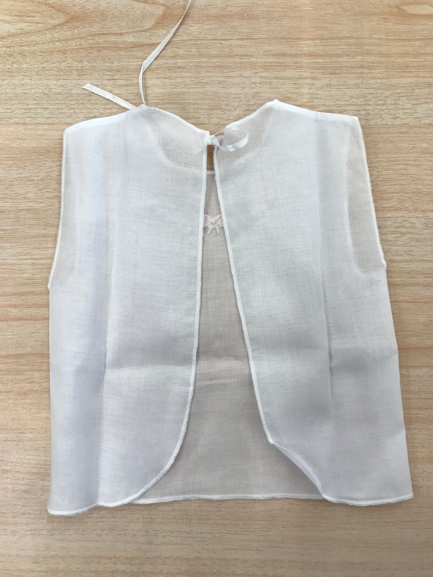 Camicino Baby gi in cotone bianco smanicato con pois e fiocchetto rosa ricamato