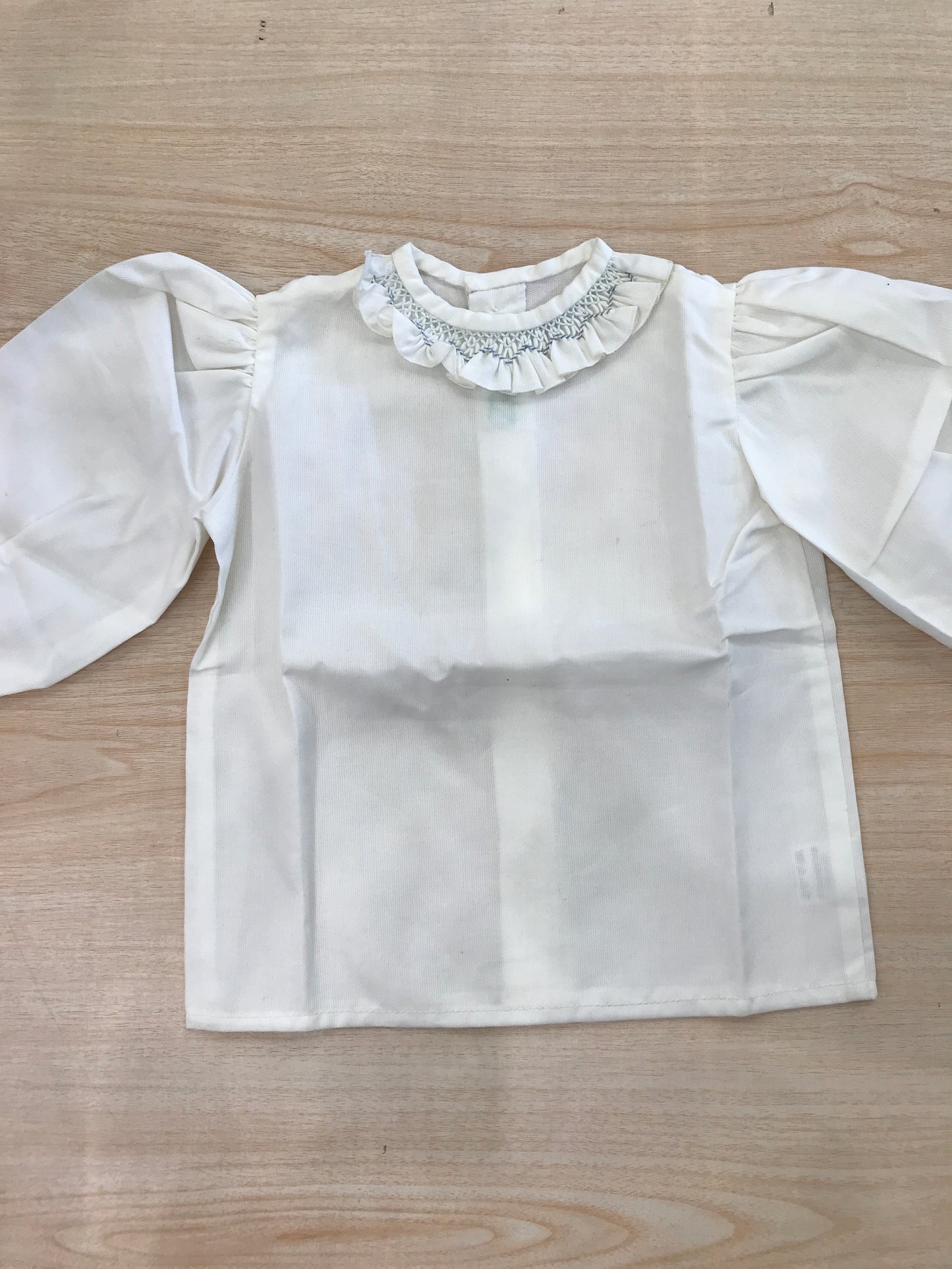Camicia Le Chicche Della Nonna in cotone bianca con maniche a sbuffo e collo con rusche e lavorazione i punto smock