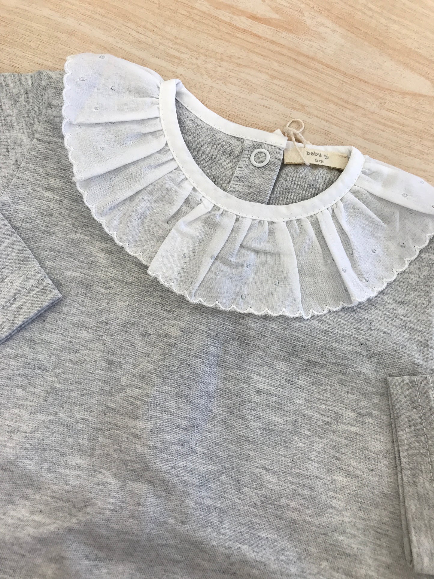 Tutina Baby Gi in cotone manica lunga con piedini con colletto con rusche e pois