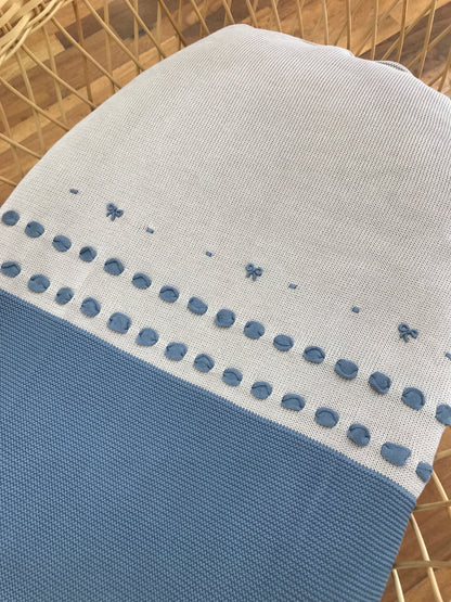 Coperta Baby Lord in filo tortora e avio con passanastro e fiocchetti ricamati a mano