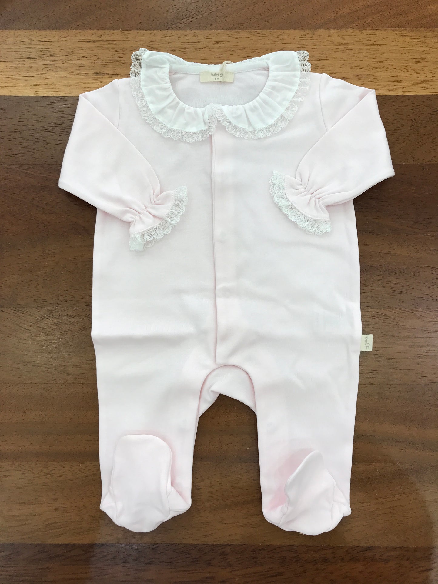 Tutina Baby Gi in cotone rosa manica lunga gamba lunga collo con rusche rifinita da pizzo bianco