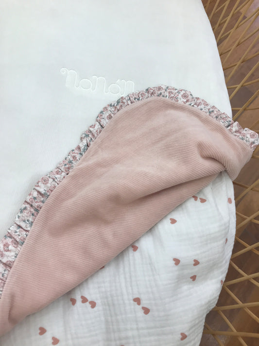 Coperta Nanan double face in ciniglia a costine panna e rosa antico con rusche al bordo con fiorellini