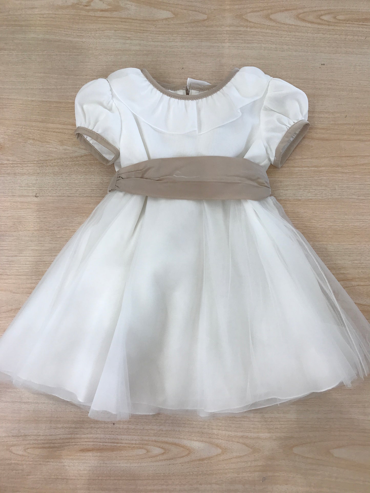 Abito Aletta in tulle mezza manica a sbuffo con collo con rusche rifinito in tortora con fascia tortora e fiocco sul retro