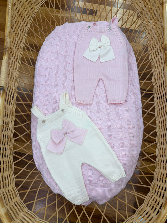 Coordinato nascita Baby Lord in lana rosa e panna con lavorazione di trecce e fiocchi applicati due salopette invertite