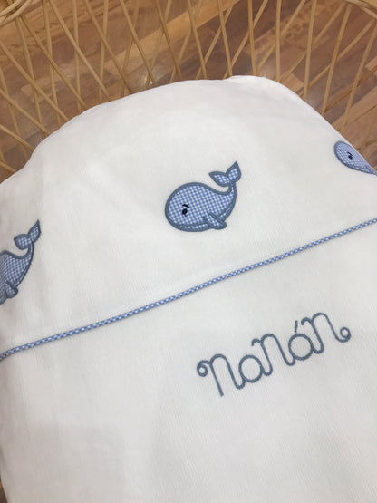 Coperta Nanan in ciniglia a costine con balene a quadretti azzurri e bianchi