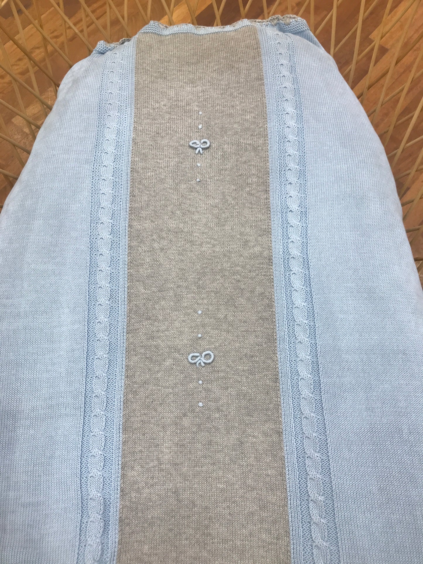 Coperta Le Dodò in filo celeste con riquadro grigio e piccoli nodi d'amore
