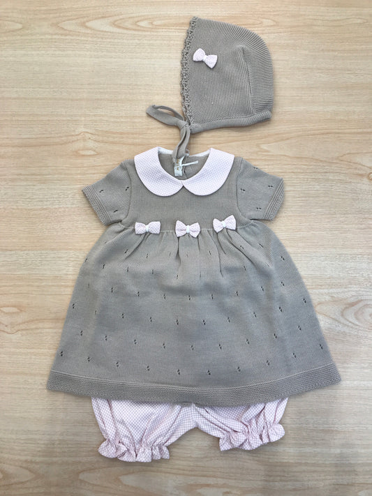 Completo Baby Lord in filo tortora e rosa due pezzi mezza manica traforato con fiocchetti rosa con cuffietta abbinata