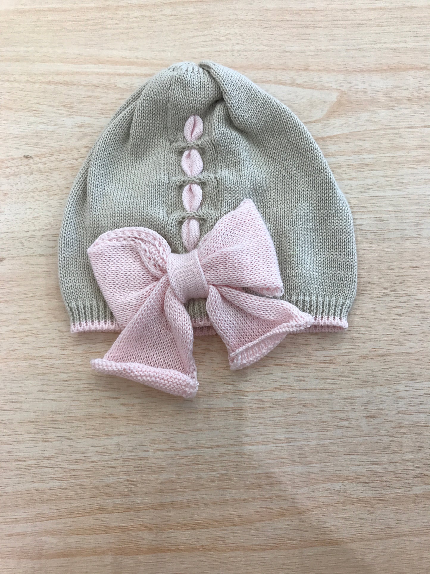 Cappello Bebè di Almy in filo tortora con passanastro e fiocco rosa