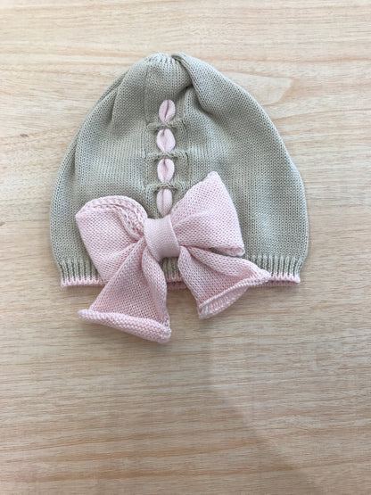 Cappello Bebè di Almy in filo tortora con passanastro e fiocco rosa