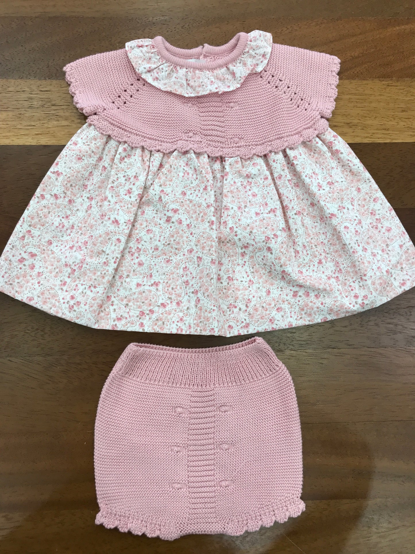 Completo PCS in filo due pezzi abitino con corpetto rosa mezza manica decori floreali con culotte abbinata