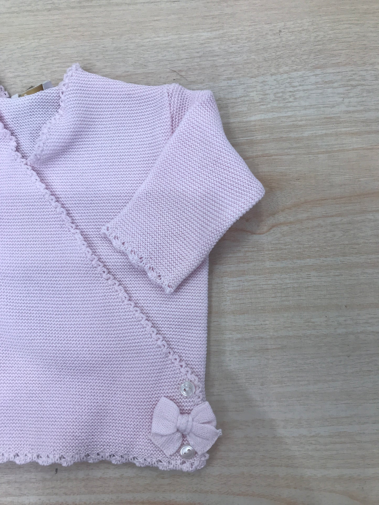 Cardigan Baby Lord in filo rosa chiusura ad incrocio con fiocchetti ai due lati