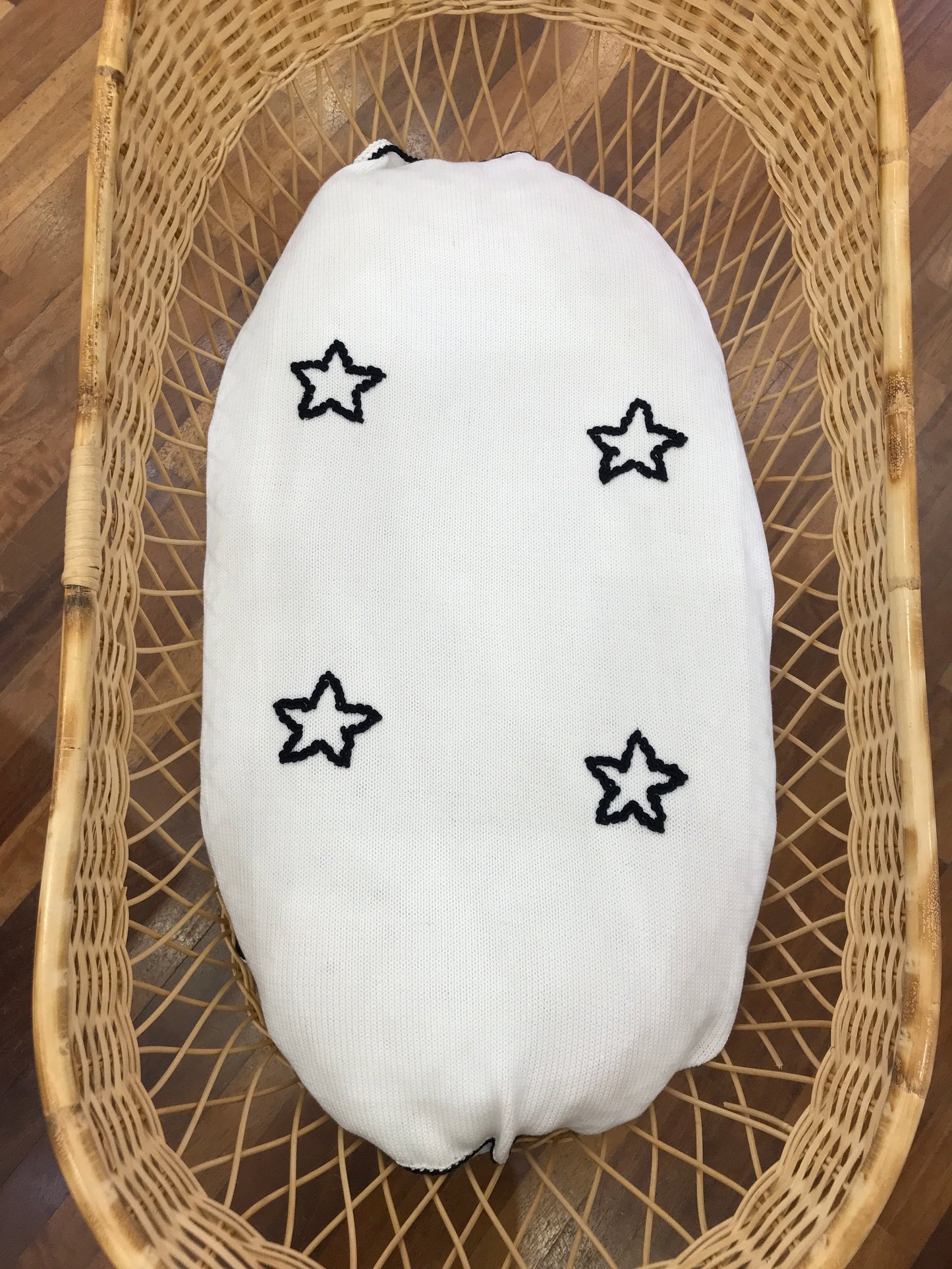 Coperta Colibrì in filo di cotone bianca con punto gambero blu scuro e stelle ricamate sul davanti