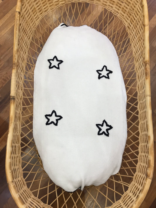 Coperta Colibrì in filo di cotone bianca con punto gambero blu scuro e stelle ricamate sul davanti