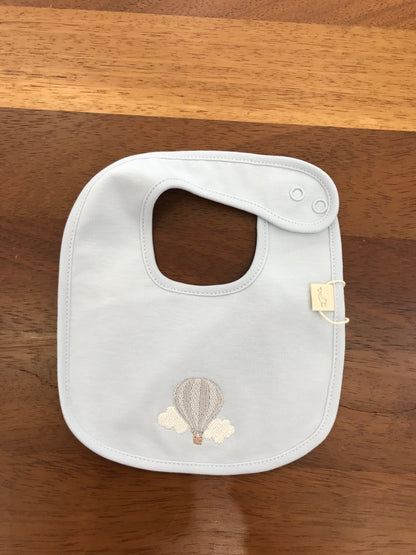 Bavetta Baby Gi in cotone color carta da zucchero con mongolfiera e nuvolette ricamate sul davanti