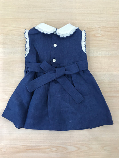 Abito Les Enfants de Gisele in lino smanicato con rusche bianche con colletto bianco e rusche rifinita in blu con corpetto lavorato da punto smock e fiorellini bianchi ricamati