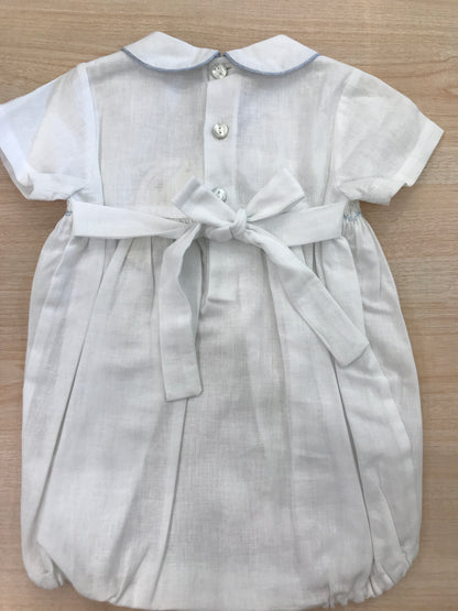 Pagliaccetto Les Enfants de Gisele in lino bianco mezza manica a sbuffo con punto smock ricamato sul corpetto