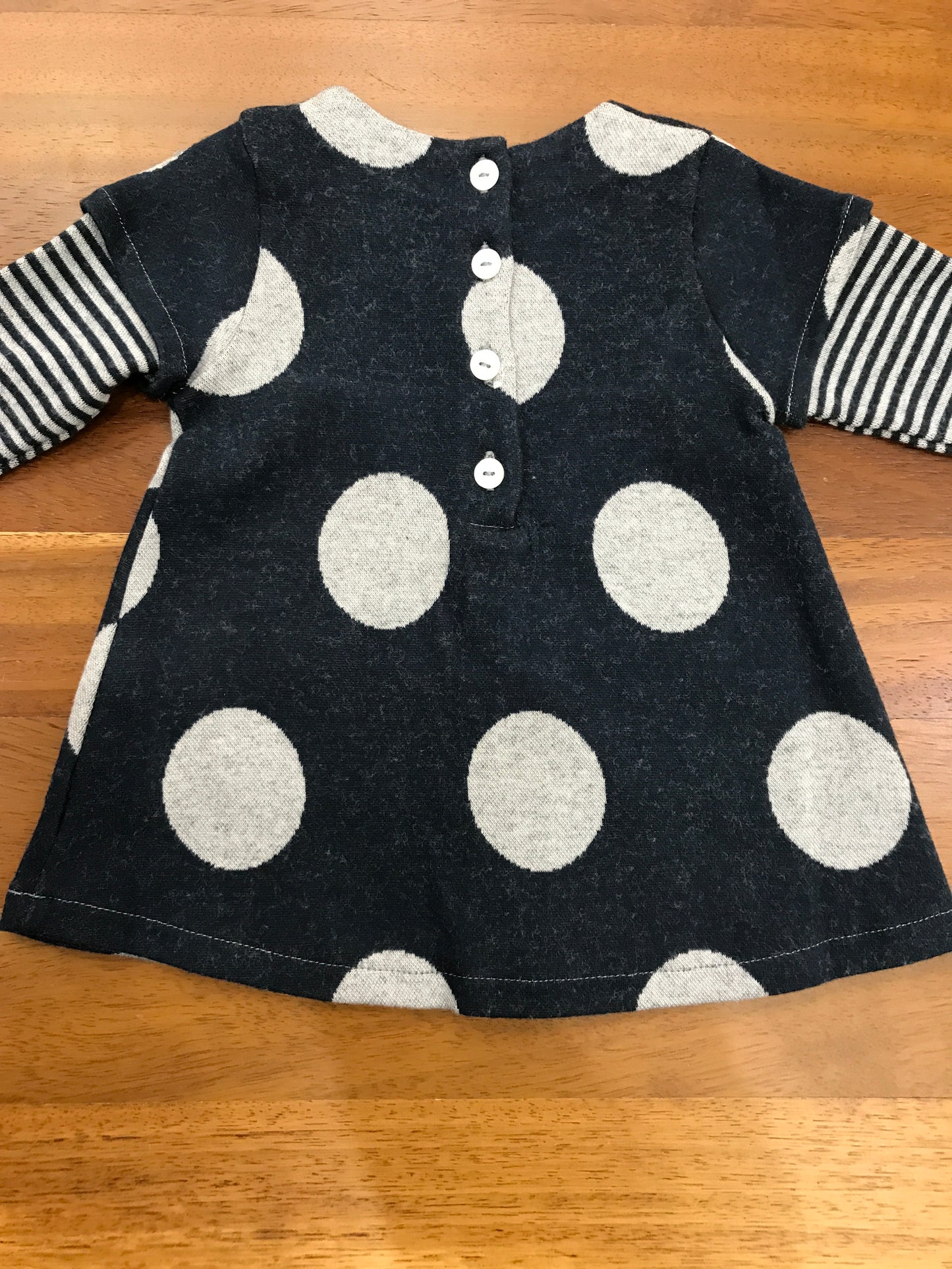 Abito Coccodè blu scuro con pois grigi manica lunga a righe e tasche sul sul davanti