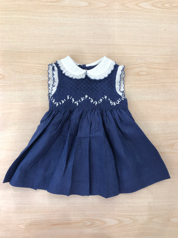 Abito Les Enfants de Gisele in lino smanicato con rusche bianche con colletto bianco e rusche rifinita in blu con corpetto lavorato da punto smock e fiorellini bianchi ricamati