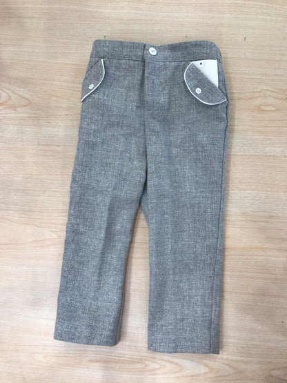 Completo Paz Rodriguez pantalone lungo grigio con camicia bianca a pois con cardigan grigio in lana