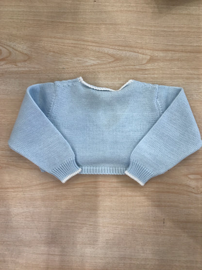 Cardigan Bebè di Almy in filo celeste rifinito in bianco con piccoli bottoncini sul davanti