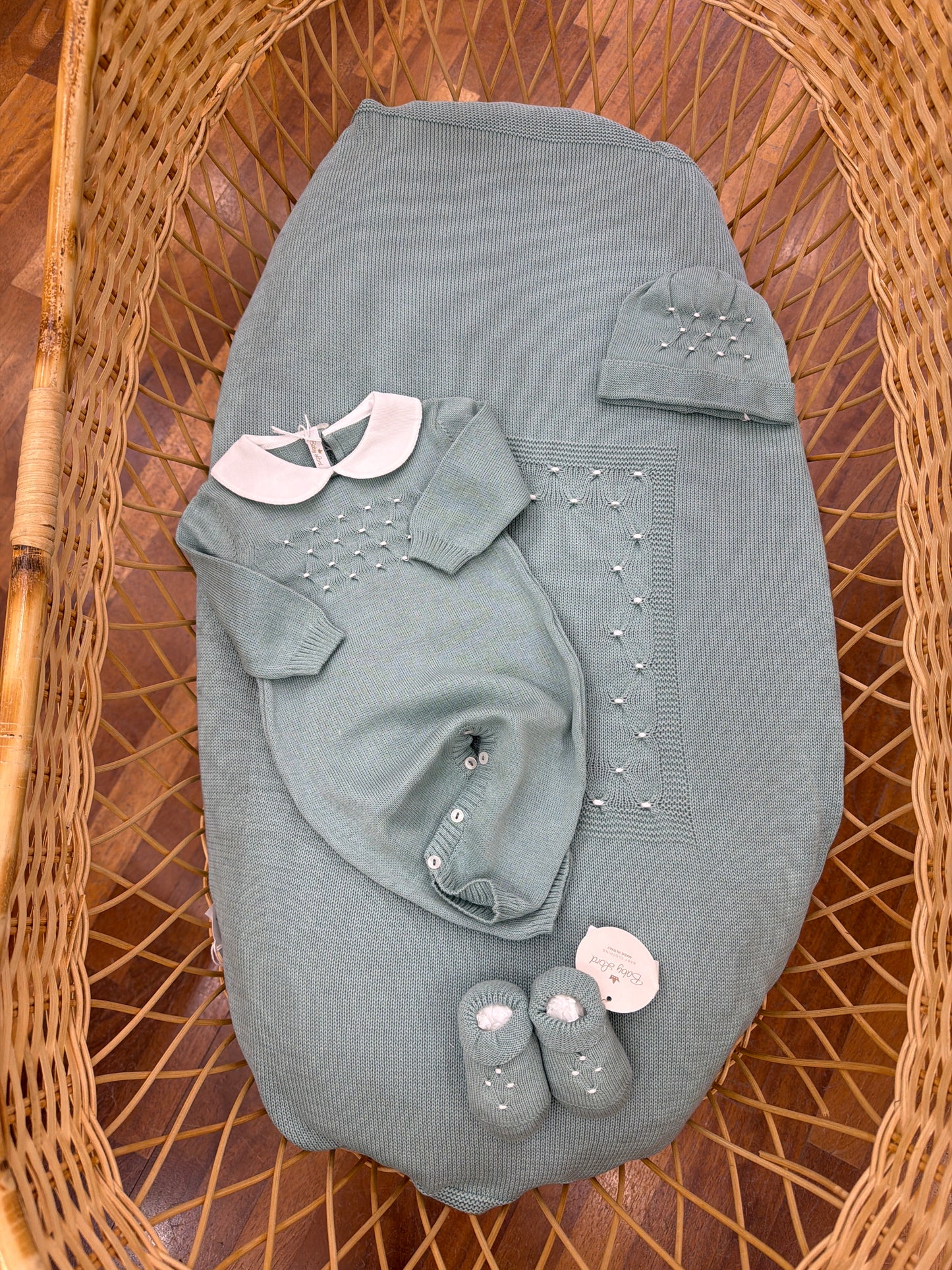 Coordinato nascita Baby Lord in filo verde con lavorazione di punto smock bianco tutina babbucce e cappello abbinati alla coperta con stessa lavorazione