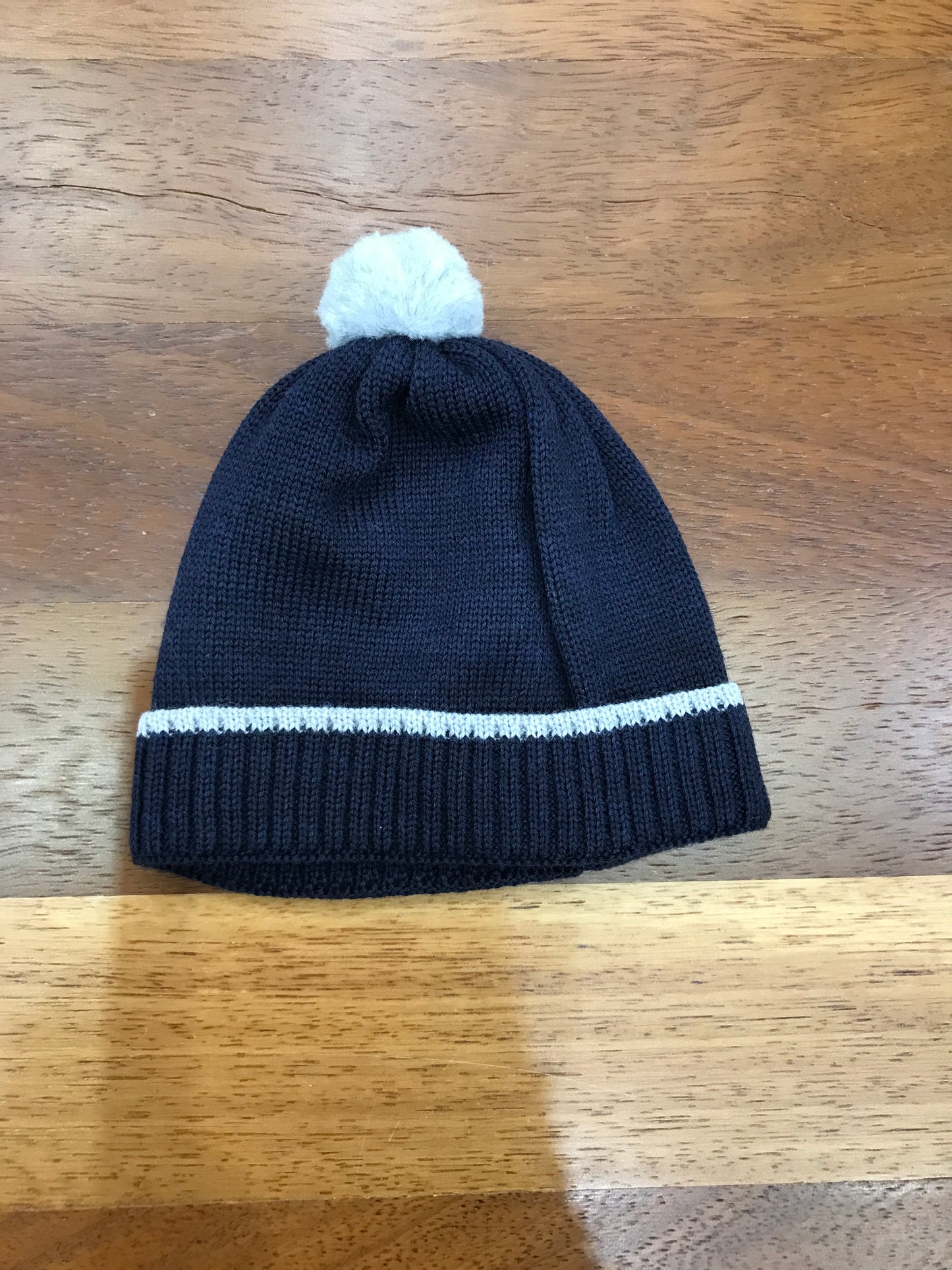 Cappello Baby Lord in lana blu con pon pon grigio sul centro capo