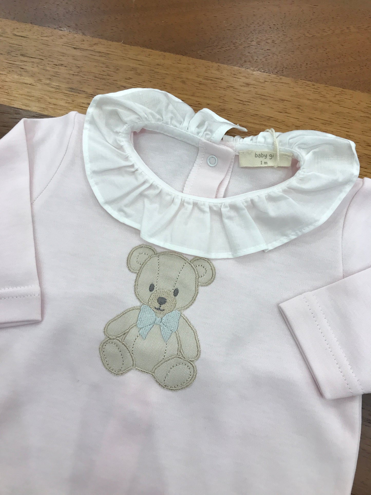 Tutina Baby Gi in cotone rosa manica lunga gamba lunga con collo con rusche bianca con orsetto ricamato al centro