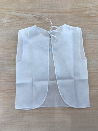 Camicino Baby gi in cotone bianco smanicato con pois e fiocchetto celeste ricamato al centro sul davanti