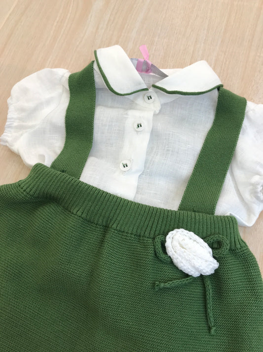 Completo Colori Chiari salopette verde con bretelle e fiore bianco con camicina bianca mezza manica