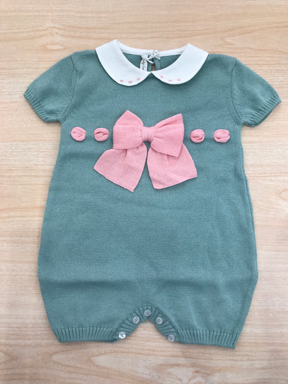 Pagliaccetto Baby Lord in filo verde con fiocco rosa centrale con collo bianco con pois rosa
