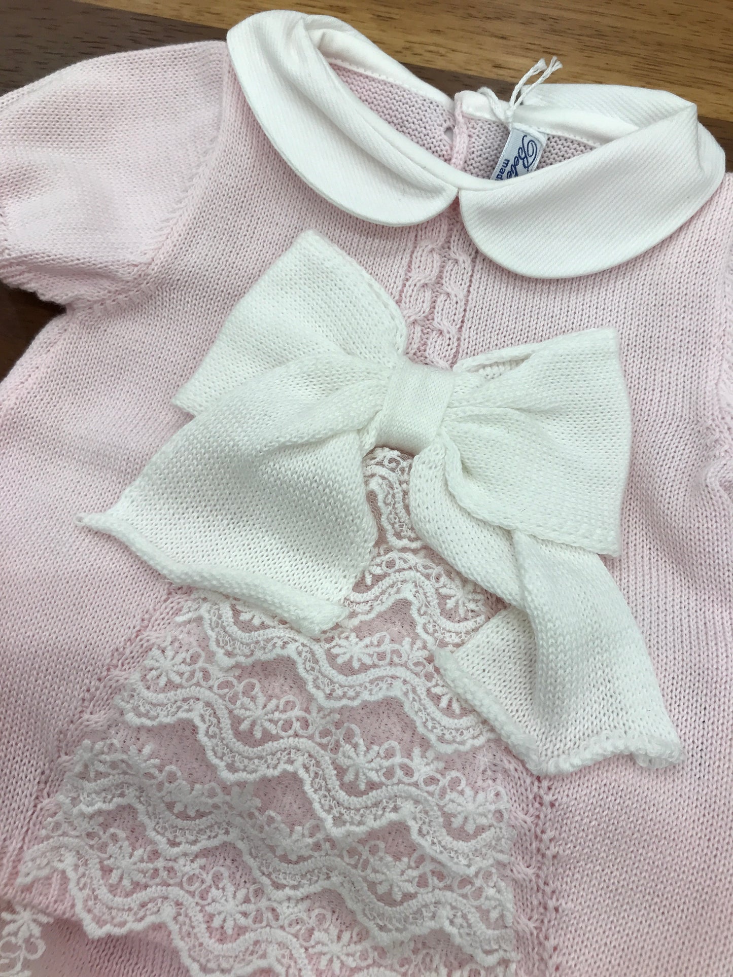 Completo Bebè di Almy in filo rosa due pezzi mezza manica con fiocco e pizzo sul davanti con culotte con pizzo