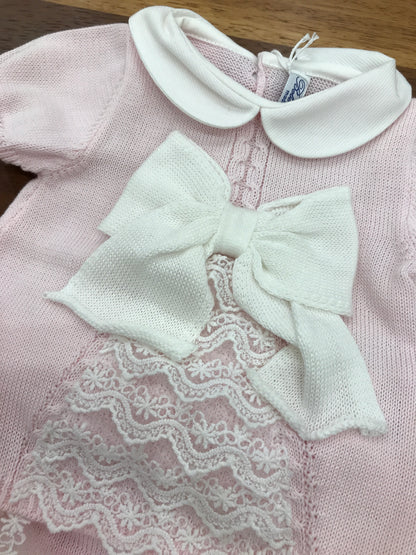 Completo Bebè di Almy in filo rosa due pezzi mezza manica con fiocco e pizzo sul davanti con culotte con pizzo