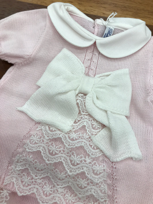 Completo Bebè di Almy in filo rosa due pezzi mezza manica con fiocco e pizzo sul davanti con culotte con pizzo